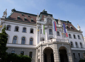 Univerza v Ljubljani kljub grožnjam poziva k spremembi pogojnih vpisov Headquarters building of University of Ljubljana, Slovenia