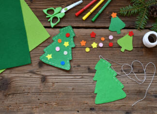 Študentska božična jelka Making of handmade christmas tree from felt with your own hands. Children's DIY concept. Making xmas toys decoration or greeting card
