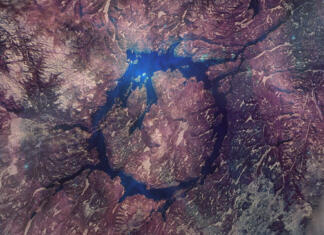 Masovnega izumrtja 215 milijonov let nazaj nista zakrivila asteroid ali globalno segrevanje Manicouagan Impact Crater, The 50-mile diameter structure was distant past left by a massive meteorite collision . Satellite view, collage with volune effect. Elements of this image furnished by NASA.