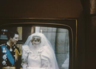 20 let od tragične smrti princese Diane Marriage of Prince Charles to Diana Spencer, a 1980s 35mm film slide photo - back when people took photos of their TV!