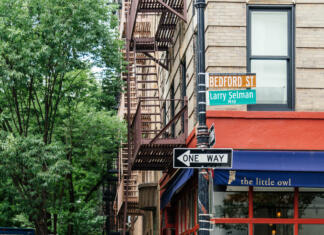☑️ KVIZ: Kateremu liku iz serije Prijatelji si najbolj podoben? New York City, USA - June 22, 2018: Corner of Bedford Street with Grove Street in Greenwich Village, featured in Friends the famous American Television sitcom