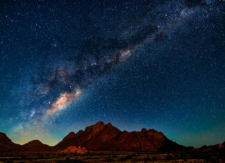 Astronomi našli rob naše galaksije, Mlečne ceste Night landscape with the Milky Way in Namibia in the Spitzkoppe area