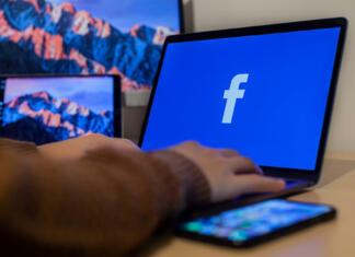 Pazljivo! Ukradenih milijon računov Facebooka Oseba ima pred seboj prenosni računalnik z odprtim Facebook-om