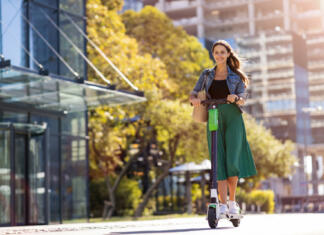 Bodi eko, zelen in kul s skirojem Portrait of beautiful young woman in urban area