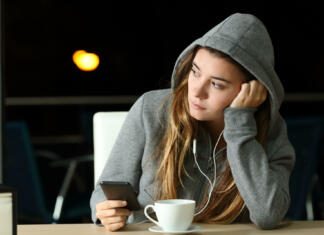 Dropout: to še ne pomeni konca sveta Sad pensive teenager listening to music in a bar in the night and looking at side