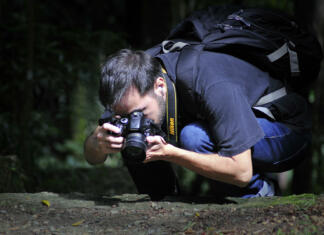 Grozljiva fotografija na Nikonovem natečaju São Paulo, Brazil, October 25, 2016:Man photographing nature at Guapituba Park in the city of Santo Andre, Sao Paulo, Brazil