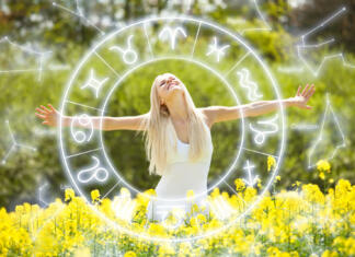 Cvetlice za posamezna astrološka znamenja Smiling Relaxed Young Woman Amid With Flowers In Field