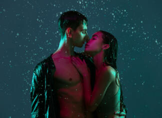 7 različnih vrst poljubov Tender kisses. Young couple, man and woman hugging, kissing under the rain over blue background in neon light. Concept of human emotions and feelings, love, passion, tenderness