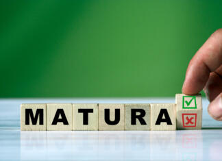 Prilagoditve bodo tudi na maturi 2023, katere pa? The hand turns the wooden cube and changes the polish word MATURA (english = secondary school certificate) with green positive tick check box and red reject X check box.