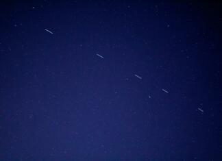 Kako in kdaj lahko vidiš StarLinkove satelite Elona Muska The Starlink 3 train rides across the early morning sky, accompanied by a handful of other satellites.