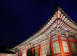 Korejske drame so pravi kulturni fenomen This photo was taken in the Gyeongbokgung Palace in Seoul, South Korea. The date this image taken was Jul 28th 2017. This photo shows the Korean Old Style Eaves of House. Its appearance is remarkably different from any other country style ones. So many groups of foreign visitors watch this curiously and interestingly in the palace area. The time this photo taken was at midnight so I took this photo by long exposure.