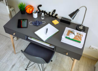 Kaj vse lahko počneš z namizno svetilko Top view of youth bedroom interior with teenager desk