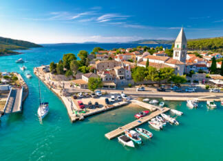 Osmi potnik na krovu Town of Osor aerial view, bridge between Cres and Mali Losinj islands, Adriatic archpelago of Croatia