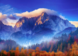 Odličen dosežek za Triglavski narodni park Triglav mountain peak at sunrise with beautiful clouds in morning light. Slovenia, Triglav National Park