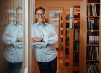 Kandidat za predsednika države Vladimir Prebilič: »Predsednik je po funkciji moralna avtoriteta in mora biti tudi politična« Vladimir Prebilič pozira naslonjen na vrata