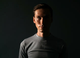 Temna triada: tudi ti si lahko malo psihopata Young caucasian man in t-shirt on gray background.