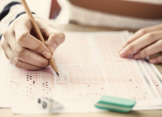 Maturitetni tečaj Young female student in examination