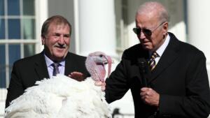 Joe Biden s puranom, ki ga bo pomilostil.