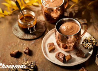 Nenavadni dodatki za vročo čokolado Vroča čokolada, ob njej skodelica s karamelo