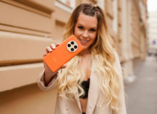 Ujemite popolne trenutke s Huawei Mate 50 Pro Nika Zorjan s telefonom v roki