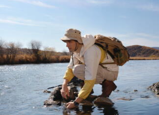 Huawei Watch GT 3 SE: Na potepanjih vam zlepa ne bo zmanjkalo baterije Moški kleči ob reki
