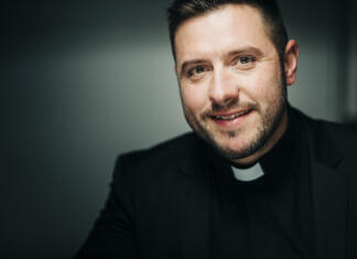 Martin Golob predstavlja svoj knjižni prvenec! Martin Golob s knjigo Na spletni prižnici.