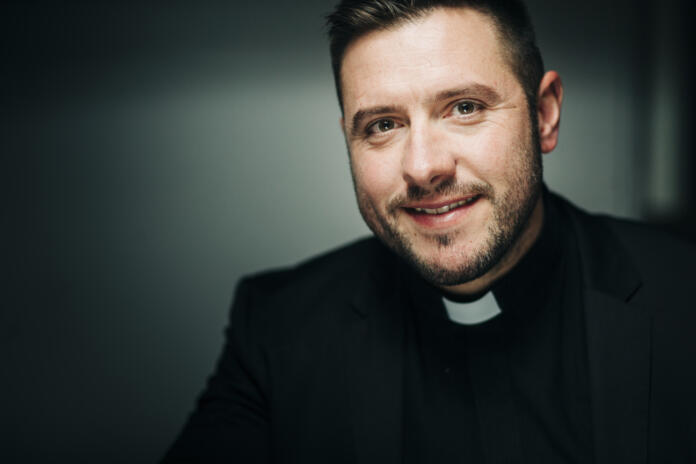 Martin Golob s knjigo Na spletni prižnici. Martin Golob s knjigo Na spletni prižnici.