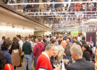 24. Slovenski festival vin Množica ljudi na hodniku festivala