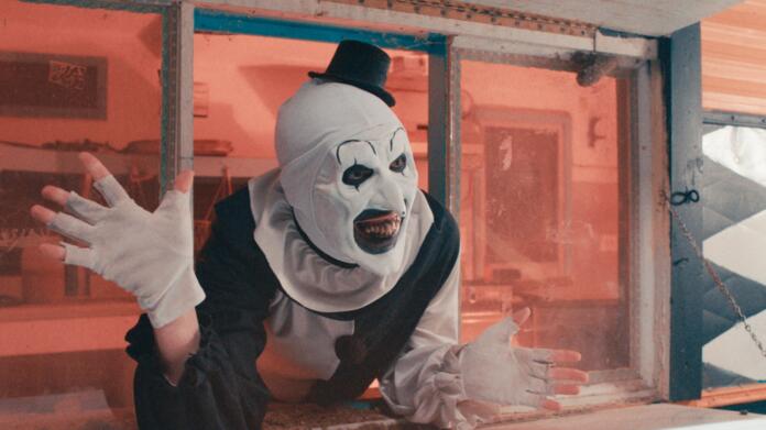 Terrifier 2 je brutalni slasher, ki sledi pokolu klovna Arta