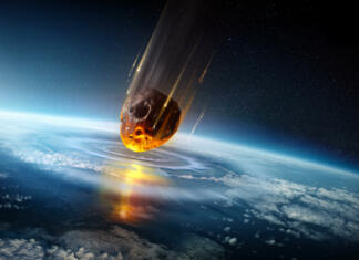 Najbolj natančen prikaz trka asteroida, ki je končal dobo dinozavrov A huge city sized meteor slams into the earth's atmosphere creating shock waves. Mass extinction event 3D science illustration.