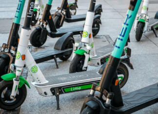 Razbijamo mite o e-skirojih Berlin, Germany - June, 2019: Electric scooter , escooter or e-scooter of the ride sharing company LIME and TIER on sidewalk in Berlin, Germany