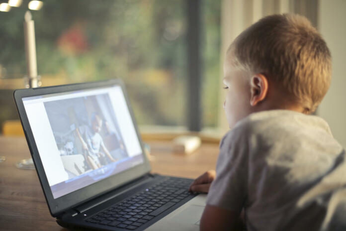 Deček gleda video posnetek na prenosnem računalniku