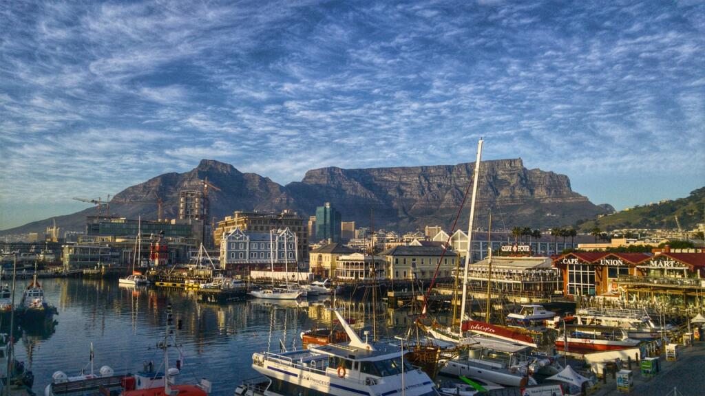 Mesto Cape Town, ob vodi, v ozadju je gora (Mizasta gora)