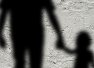 Model Barnahus za otroške žrtve spolnega nasilja, ki smo ga sprejeli tudi v Sloveniji senca otroka, ki se zdrži z odraslim za roko