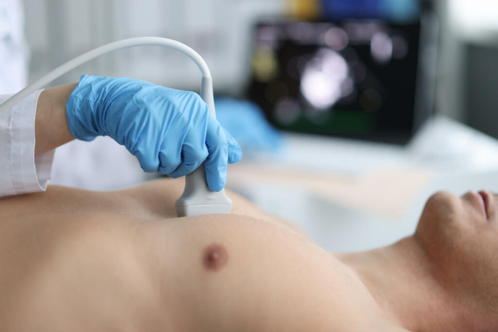 Zdravnik opravlja ultrazvok srca na pacientu