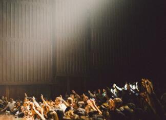 V Ljubljani bo ob Niki Kovač stala Lizz Winstead občinstvo v dvorani z dvignjenimi rokami