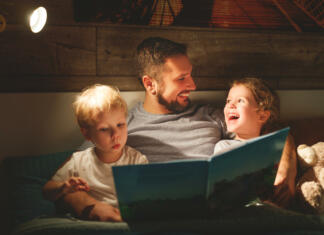 Študent priporoča: nove slikanice pri založbi Morfem Oče s hčerko in sinom bere pred spanjem