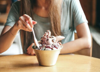 Sanjski čokoladni sladoled iz 4 sestavin Punca je sladoled, okrašen z dekoracijo