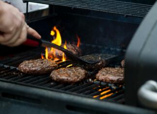 Kako najhitreje speči meso? Friends and I had a BBQ and the burgers were looking mighty fine. Snapped this beauty and felt it should be shared to all!
