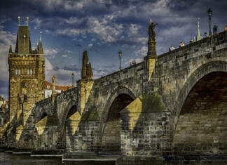 Kako so zgradili Karlov most v Pragi HDR image of most famous bridge in Prague