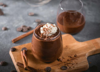 Top 3 recepti za sladice iz vroče čokolade Čokoladni mousse v skodelici na leseni deski