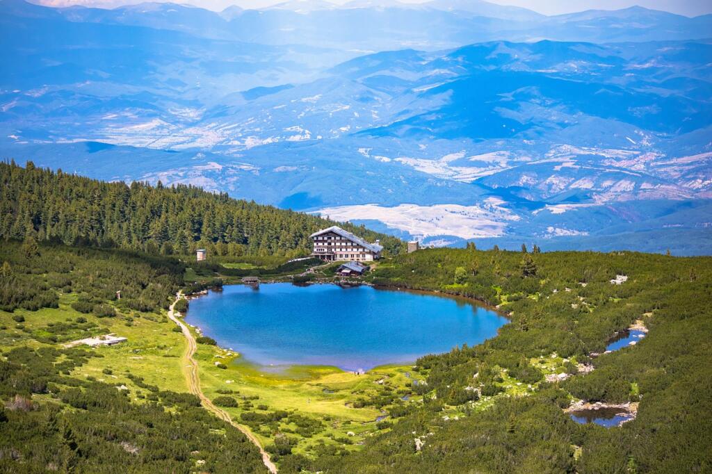 Modro jezero s ptičje perspektive, ki ga obdaja zelenje