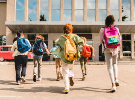 Otroci hodijo proti šoli