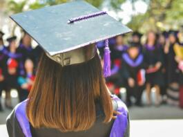 Zadnji profil dekleta z ameriško diplomantsko kapo