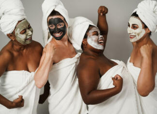 Poskrbi za svojo kožo! Štiri ženske plešejo v brisačah