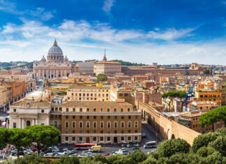 Last minute prvomajski izlet: Rim in njegovi skriti kotički Panoramic view of Rome and Basilica of St. Peter in a summer day in Vatican