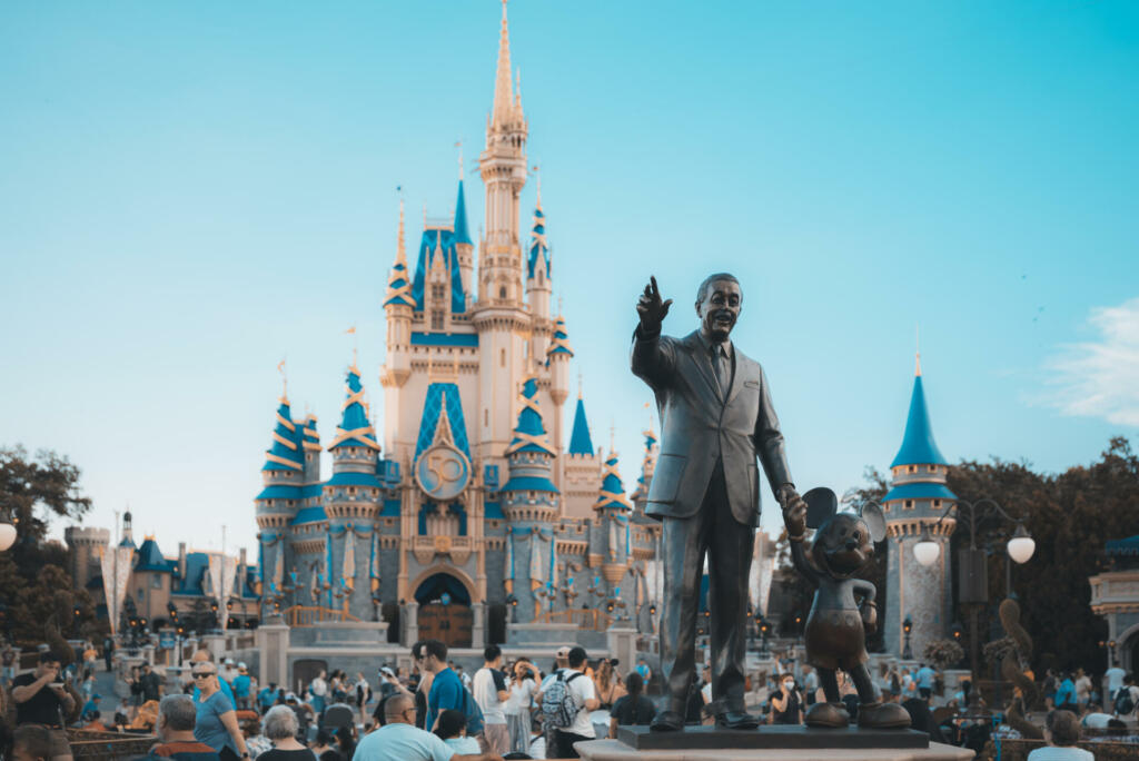 Disneylandov grad, množica ljudi in kip v ospredju