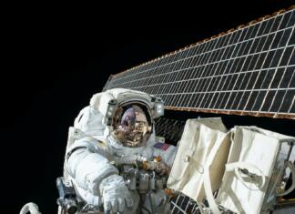 Bi lahko sončne elektrarne postavili bližje soncu? Astronavt v skafandru v vesolju poleg sončnih celic