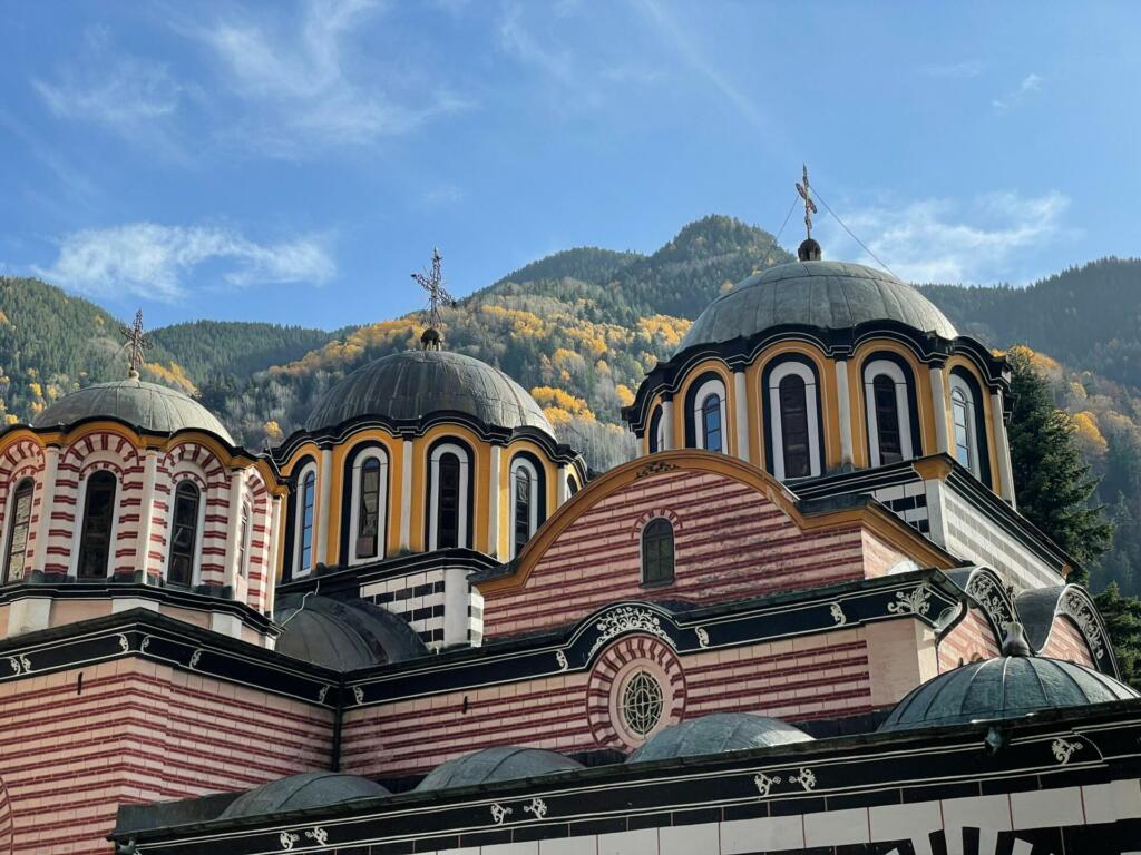 Zgornji del stavbe z rdeče-belim vzorcem in kupolami