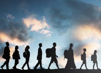 Kako naj bodo mladi vključeni v oblikovanje migracijskih politik? Silhouette Of Refugees People With Luggage Walking In A Row